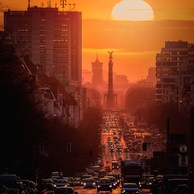 Berlin: Sonnenaufgang hinter der Siegessäule von Salke Hartung