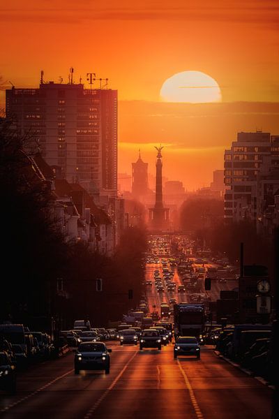 Berlin: Sonnenaufgang hinter der Siegessäule von Salke Hartung