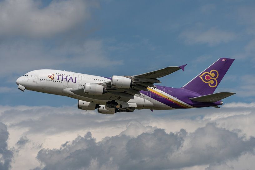 Der Airbus A380 von Thai Airways International fliegt von London Heathrow ab. von Jaap van den Berg