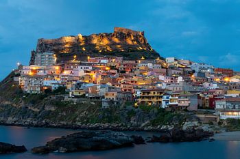 castelsardo bei Nacht mit Lichtern