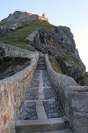 The path up to San Juan de Gaztelugatxe by Lensw0rld
