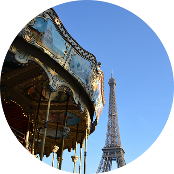 Draaimolen onder de Eiffeltoren