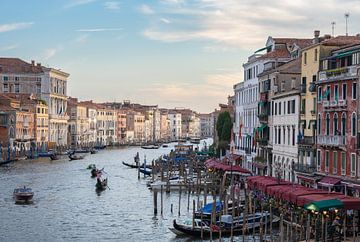 Canal Grande in Venetië met gondels en karakteristieke gebouwen van Margreet Riedstra