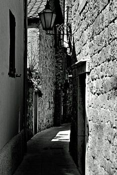 Smal straatje in Omis.