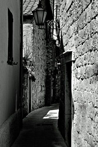 Rue étroite à Omis.