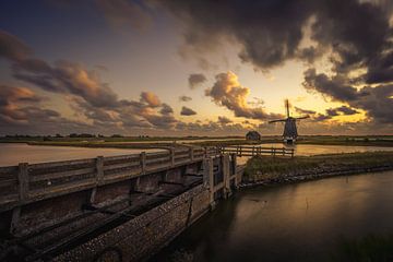 De avond valt bj de Molen van het Noorden op Texel van Andy Luberti