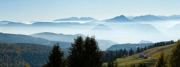 Laaghangende nevel in de bergen, Süd Tirol