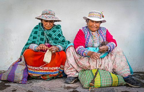 Twee handwerkende vrouwen in klederdracht in Chivay,  Peru