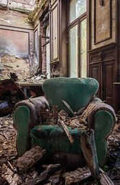 Stuhl in verlassenem Schloss von Dafne Op 't Eijnde