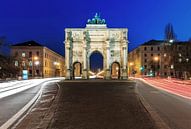 Siegestor München op het blauwe uur van Frank Herrmann thumbnail