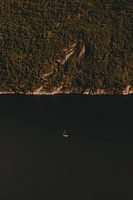 Boot omringd door bergen genomen vanaf de Preikestolen