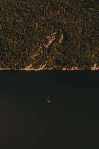 Bateau entouré de montagnes, vue de Preikestolen