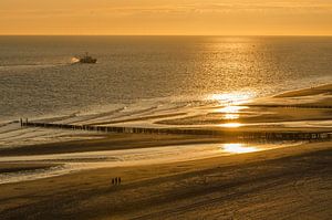 Wandelen op het strand bij zonsondergang