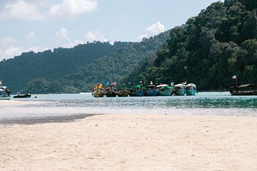 Bootjes aan de kust van Thailand in vrolijke kleuren van Lindy Schenk-Smit