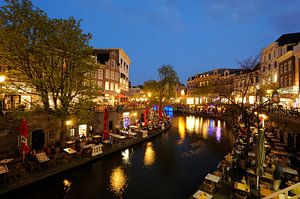 De Oudegracht in Utrecht tussen de Jansbrug en de Bakkerbrug (2) van Donker Utrecht