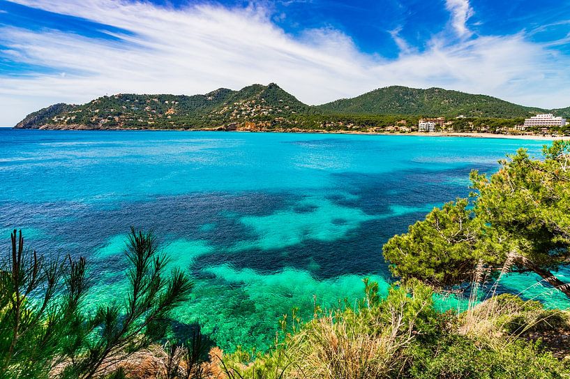 Prachtig uitzicht op de baai van de kust van Canyamel op het eiland Mallorca van Alex Winter