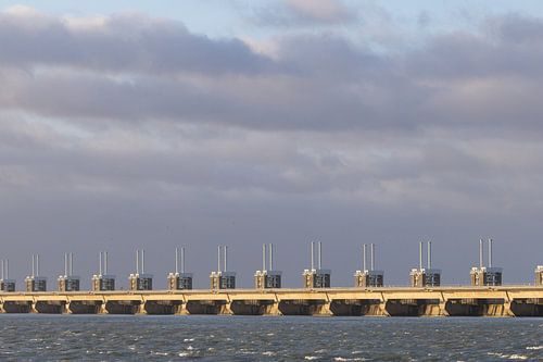 Stormvloedkering met een donkere lucht