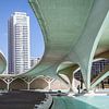 bruggen en flatgebouw in Valencia van Eric van Nieuwland