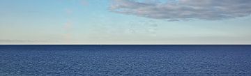 De zee, de uitgestrektheid (breedbeeldfoto)