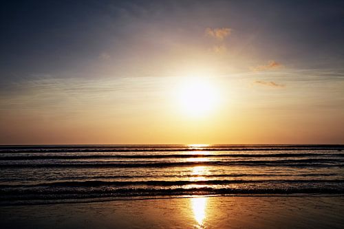 Panoramablick auf den tropischen Strand bei Sonnenuntergang, Kuta, Bali Insel. Indonesien von Tjeerd Kruse