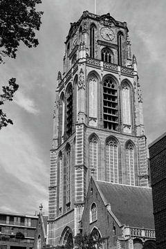 Photographie en noir et blanc de la vieille église de Rotterdam