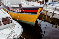 Close up van kleurrijke boot in de haven