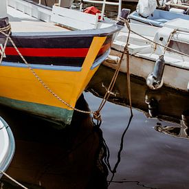 Close up van kleurrijke boot in de haven van Suzanne Fotografie