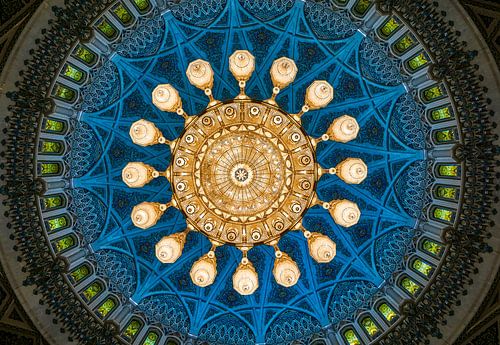 Blauwe moskeekoepel in volmaakte symmetrie