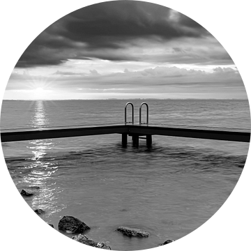 Zwemsteiger Ouddorp in zwart wit van Marjolein van Middelkoop