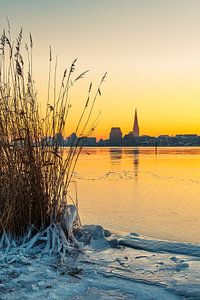 Blick über die Warnow auf Rostock im Winter mit Sonnenaufgang