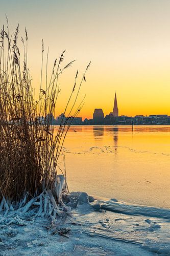 Uitzicht over de Warnow naar Rostock in de winter met zonsopgang
