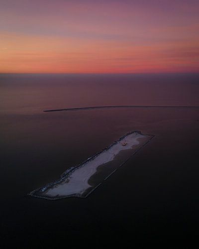 Zandplaat in de Waddenzee bij zonsondergang
