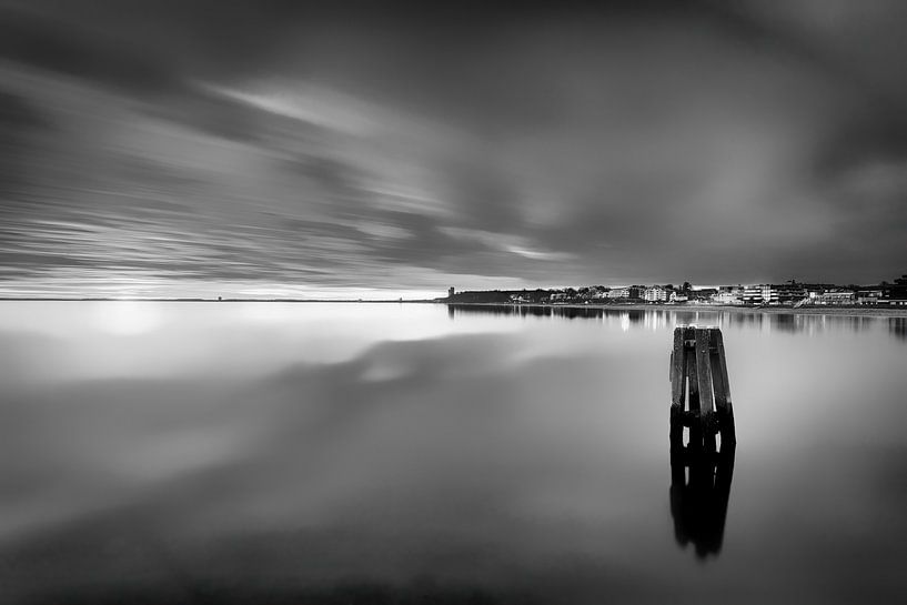 Doux lever de soleil sur la mer Baltique à Scharbeutz. par Manfred Voss, Photographie Noir et Blanc