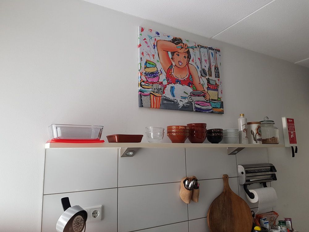 Chubby Lady Doing the Dishes  by Vrolijk Schilderij 