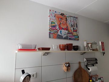 Customer photo: Happy- fat lady washing dishes by Vrolijk Schilderij