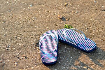Flip Flops on the beach by Ralf Bankert