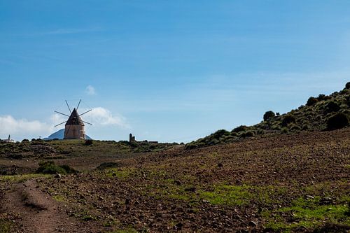 Oude Spaanse windmolen in desolaat landschap San Jose, Almeria.