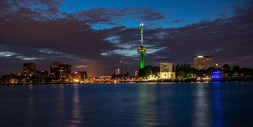 Rotterdam Euromast Nieuwe maas Blue hour blauw uurtje avondfotografie van Marco van de Meeberg