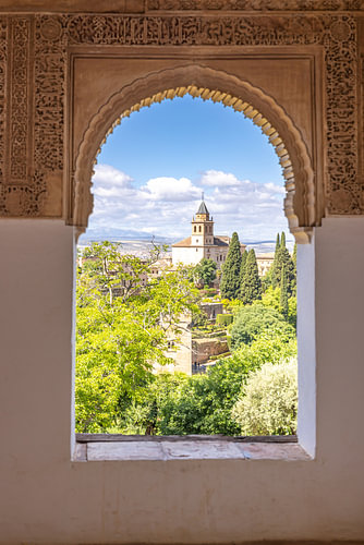 Moorse boog met zicht op de toren van Santa María, Alhambra