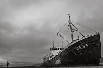 Petit contre colossal