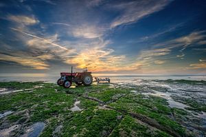 Tractor op het strand; visserboot is weer uitgevaren. van Leon Okkenburg