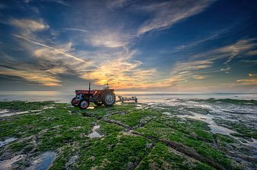 Tractor op het strand; visserboot is weer uitgevaren. van Leon Okkenburg