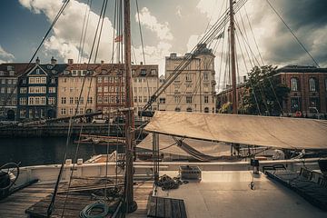 Oude zeilboot bij Nyhavn, Kopenhagen van Jonas Röjestål
