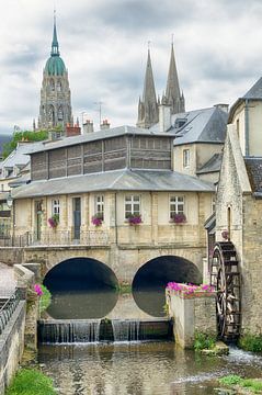 Scène urbaine de Bayeux avec un moulin à eau
