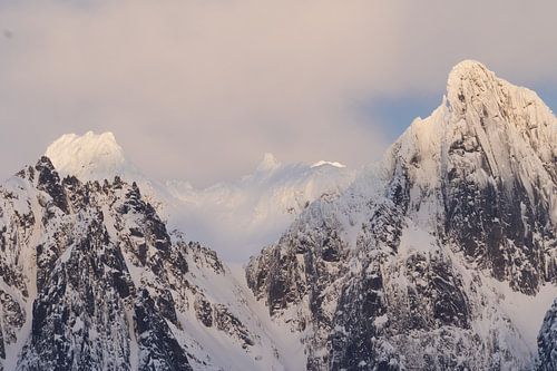 la lumière du soleil sur les montagnes