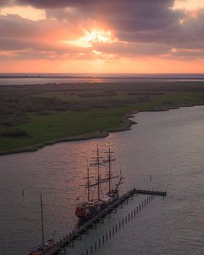 Voilier historique dans la lumière dorée du soir sur Ewold Kooistra