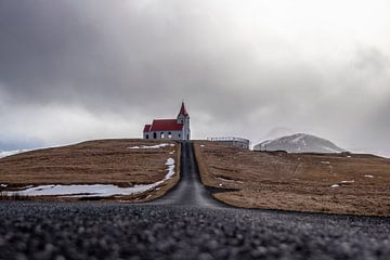 Ingjaldshólskirkja in IJsland - tussen winter en lente van Franca Gielen