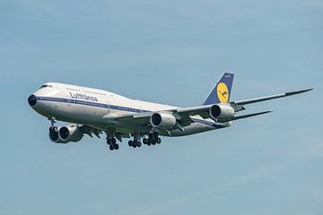 Lufthansa Boeing 747-8 in alter Farbgebung (D-ABYT). von Jaap van den Berg