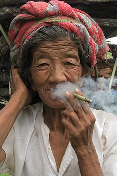 Alte Frau in Myanmar von Gert-Jan Siesling
