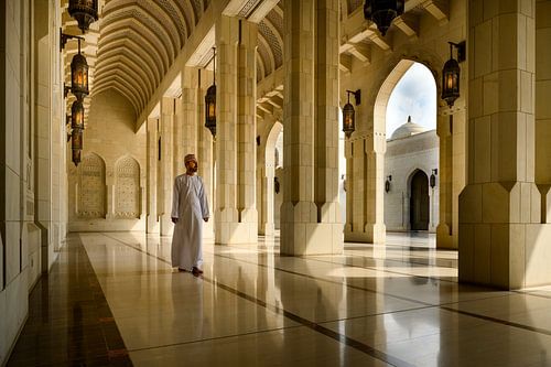 Mann in der Großen Sultan-Qaboos-Moschee in Muscat